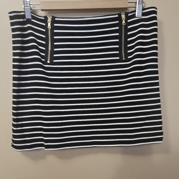 Trina Turk Striped Jersey Skirt Front Zippers Mini Women's Size 8 - Picture 1 of 4
